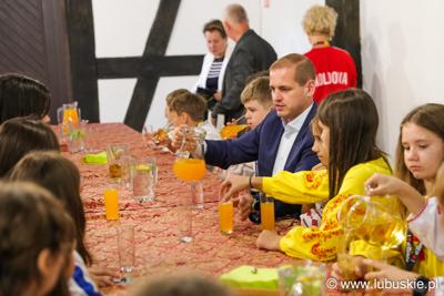 Łukasz Porycki z dziećmi z Ukrainy i Mołdawii