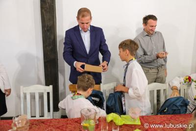 Łukasz Porycki - wręczanie prezentów
