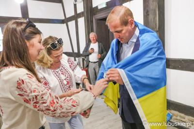 Łukasz Porycki z flagą Ukrainy