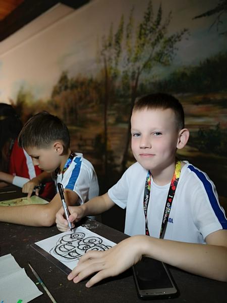 Dzieci z Ukrainy i Mołdawii podczas warsztatów malowania na szkle