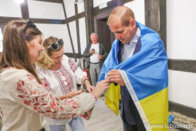 Łukasz Porycki z flagą Ukrainy