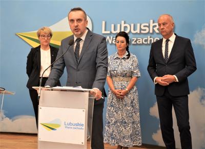 11 sierpnia 2023 r. Sala Prasowa w Urzędzie Marszałkowskim Województwa Lubuskiego w Zielonej Górze. Konferencja prasowa na temat dezinformacji ws. pożaru w zielonogórskim Przylepie.