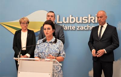 11 sierpnia 2023 r. Sala Prasowa w Urzędzie Marszałkowskim Województwa Lubuskiego w Zielonej Górze. Konferencja prasowa na temat dezinformacji ws. pożaru w zielonogórskim Przylepie.