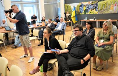 11 sierpnia 2023 r. Sala Prasowa w Urzędzie Marszałkowskim Województwa Lubuskiego w Zielonej Górze. Konferencja prasowa na temat dezinformacji ws. pożaru w zielonogórskim Przylepie.
