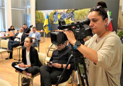 11 sierpnia 2023 r. Sala Prasowa w Urzędzie Marszałkowskim Województwa Lubuskiego w Zielonej Górze. Konferencja prasowa na temat dezinformacji ws. pożaru w zielonogórskim Przylepie.
