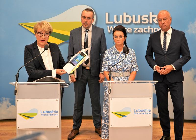 11 sierpnia 2023 r. Sala Prasowa w Urzędzie Marszałkowskim Województwa Lubuskiego w Zielonej Górze. Konferencja prasowa na temat dezinformacji ws. pożaru w zielonogórskim Przylepie.