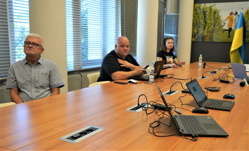 11 sierpnia 2023 r. Sala Prasowa w Urzędzie Marszałkowskim Województwa Lubuskiego w Zielonej Górze. Konferencja prasowa na temat dezinformacji ws. pożaru w zielonogórskim Przylepie.