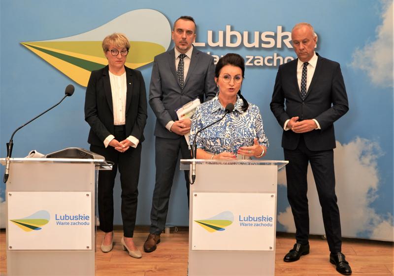 11 sierpnia 2023 r. Sala Prasowa w Urzędzie Marszałkowskim Województwa Lubuskiego w Zielonej Górze. Konferencja prasowa na temat dezinformacji ws. pożaru w zielonogórskim Przylepie.