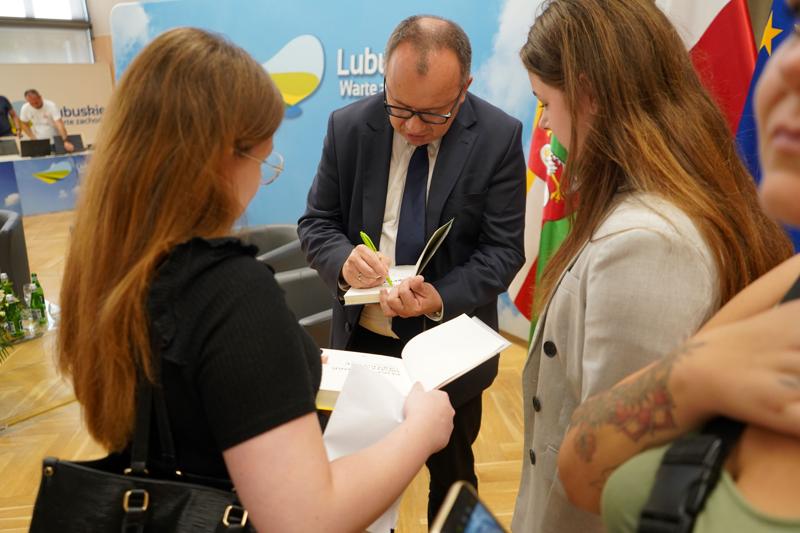 18 sierpnia 2023 r. "Dezinformacja – broń masowego przekazu" była tematem debaty w UMWL z udziałem marszałek Elżbiety Anny Polak, prof. Adama Bodnara i prof. Marka Chmaja