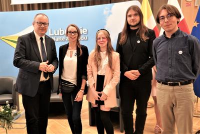 18 sierpnia 2023 r. "Dezinformacja – broń masowego przekazu" była tematem debaty w UMWL z udziałem marszałek Elżbiety Anny Polak, prof. Adama Bodnara i prof. Marka Chmaja