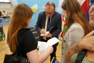 18 sierpnia 2023 r. "Dezinformacja – broń masowego przekazu" była tematem debaty w UMWL z udziałem marszałek Elżbiety Anny Polak, prof. Adama Bodnara i prof. Marka Chmaja