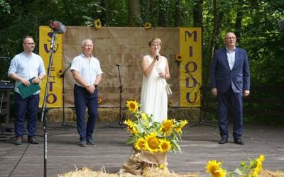 20 sierpnia 2023 r. w Muzeum Etnograficznym w Zielonej Górze Ochli odbyło się doroczne Święto Miodu. Gośćmi wydarzenia byli marszałek Elżbieta Anna Polak i wicemarszałek Stanisław Tomczyszyn. 