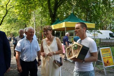 20 sierpnia 2023 r. w Muzeum Etnograficznym w Zielonej Górze Ochli odbyło się doroczne Święto Miodu. Gośćmi wydarzenia byli marszałek Elżbieta Anna Polak i wicemarszałek Stanisław Tomczyszyn. 