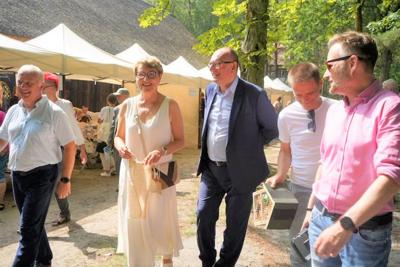 20 sierpnia 2023 r. w Muzeum Etnograficznym w Zielonej Górze Ochli odbyło się doroczne Święto Miodu. Gośćmi wydarzenia byli marszałek Elżbieta Anna Polak i wicemarszałek Stanisław Tomczyszyn. 