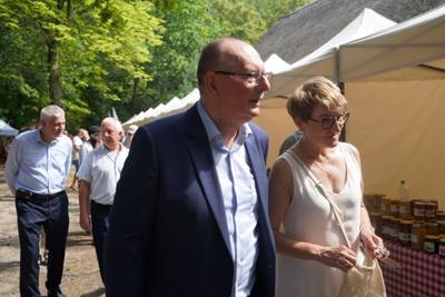 20 sierpnia 2023 r. w Muzeum Etnograficznym w Zielonej Górze Ochli odbyło się doroczne Święto Miodu. Gośćmi wydarzenia byli marszałek Elżbieta Anna Polak i wicemarszałek Stanisław Tomczyszyn. 
