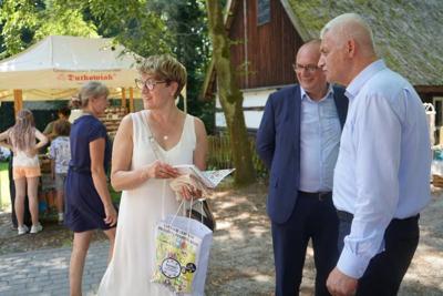 20 sierpnia 2023 r. w Muzeum Etnograficznym w Zielonej Górze Ochli odbyło się doroczne Święto Miodu. Gośćmi wydarzenia byli marszałek Elżbieta Anna Polak i wicemarszałek Stanisław Tomczyszyn. 