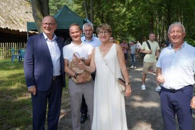 20 sierpnia 2023 r. w Muzeum Etnograficznym w Zielonej Górze Ochli odbyło się doroczne Święto Miodu. Gośćmi wydarzenia byli marszałek Elżbieta Anna Polak i wicemarszałek Stanisław Tomczyszyn. 