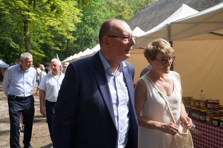 20 sierpnia 2023 r. w Muzeum Etnograficznym w Zielonej Górze Ochli odbyło się doroczne Święto Miodu. Gośćmi wydarzenia byli marszałek Elżbieta Anna Polak i wicemarszałek Stanisław Tomczyszyn.