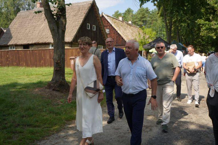 20 sierpnia 2023 r. w Muzeum Etnograficznym w Zielonej Górze Ochli odbyło się doroczne Święto Miodu. Gośćmi wydarzenia byli marszałek Elżbieta Anna Polak i wicemarszałek Stanisław Tomczyszyn.