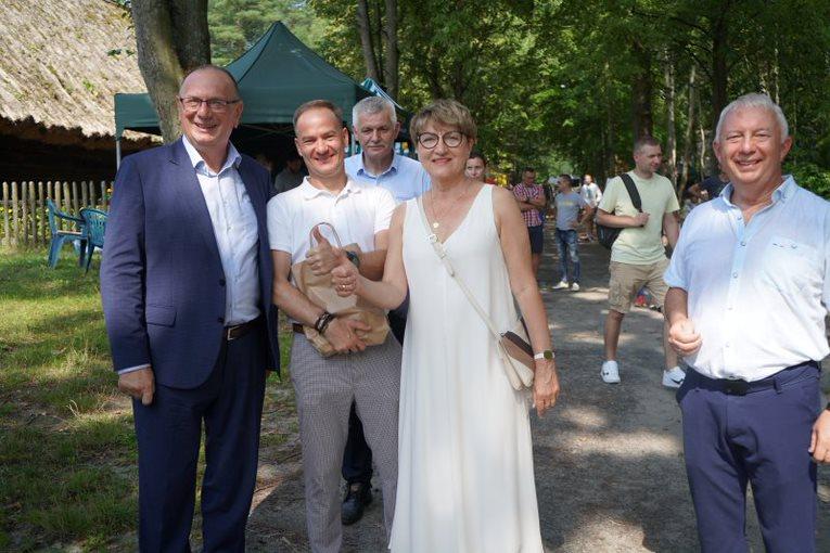 20 sierpnia 2023 r. w Muzeum Etnograficznym w Zielonej Górze Ochli odbyło się doroczne Święto Miodu. Gośćmi wydarzenia byli marszałek Elżbieta Anna Polak i wicemarszałek Stanisław Tomczyszyn.