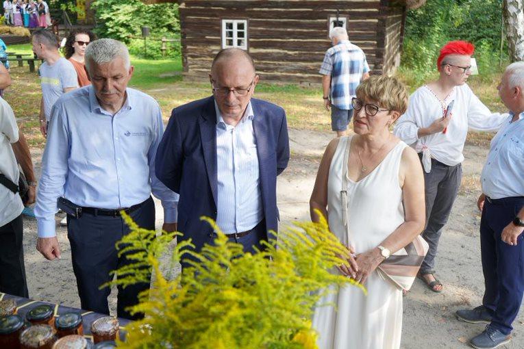 20 sierpnia 2023 r. w Muzeum Etnograficznym w Zielonej Górze Ochli odbyło się doroczne Święto Miodu. Gośćmi wydarzenia byli marszałek Elżbieta Anna Polak i wicemarszałek Stanisław Tomczyszyn.
