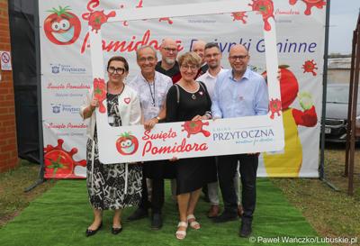 Marszałek Województwa Lubuskiego Elżbieta Ana Polak (w środku), posłanka na Sejm RP Krystyna Sibińska (z lewej) oraz wiceprzewodniczący lubuskiego Sejmiku Mirosław Marcinkiewicz (drugi z lewej) na Święcie Województwa Lubuskiego w Przytocznej