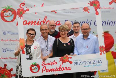 Marszałek Województwa Lubuskiego Elżbieta Ana Polak (w środku), posłanka na Sejm RP Krystyna Sibińska (z lewej) oraz wiceprzewodniczący lubuskiego Sejmiku Mirosław Marcinkiewicz (drugi z lewej) na Święcie Województwa Lubuskiego w Przytocznej