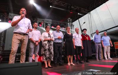 Wójt Przytocznej Bartłomiej Kucharyk przemawia podczas Święta Województwa Lubuskiego w Przytocznej