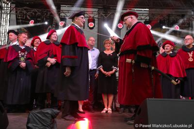 Stanisław Mikanowicz (z lewej) otrzymał najwyższe odznaczenie rzemieślnicze – szablę Jana Kilińskiego przyznaną Honorowemu Obywatelowi Przytocznej przez Związek Rzemiosła Polskiego. Specjalnością pana Stanisława jest faszerowana szynka w cieście chlebowym.