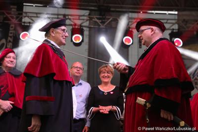 Stanisław Mikanowicz (z lewej) otrzymał najwyższe odznaczenie rzemieślnicze – szablę Jana Kilińskiego przyznaną Honorowemu Obywatelowi Przytocznej przez Związek Rzemiosła Polskiego. Specjalnością pana Stanisława jest faszerowana szynka w cieście chlebowym.