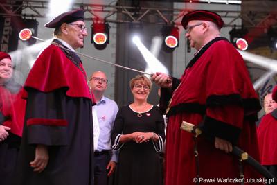 Stanisław Mikanowicz (z lewej) otrzymał najwyższe odznaczenie rzemieślnicze – szablę Jana Kilińskiego przyznaną Honorowemu Obywatelowi Przytocznej przez Związek Rzemiosła Polskiego. Specjalnością pana Stanisława jest faszerowana szynka w cieście chlebowym.