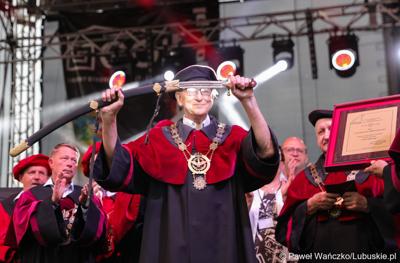 Stanisław Mikanowicz otrzymał najwyższe odznaczenie rzemieślnicze – szablę Jana Kilińskiego przyznaną Honorowemu Obywatelowi Przytocznej przez Związek Rzemiosła Polskiego. Specjalnością pana Stanisława jest faszerowana szynka w cieście chlebowym.