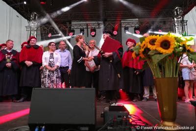 Marszałek Elzbieta Anna Polak gratuluje Stanisławowi Mikanowiczowi, który otrzymał najwyższe odznaczenie rzemieślnicze – szablę Jana Kilińskiego przyznaną Honorowemu Obywatelowi Przytocznej przez Związek Rzemiosła Polskiego. Specjalnością pana Stanisława jest faszerowana szynka w cieście chlebowym.
