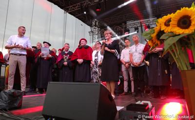 Marszałek Województwa Lubuskiego Elżbieta Anna Polak przemawia podczas Święta Województwa Lubuskiego w Przytocznej