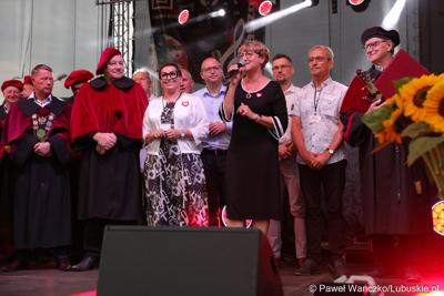 Marszałek Województwa Lubuskiego Elżbieta Anna Polak przemawia podczas Święta Województwa Lubuskiego w Przytocznej