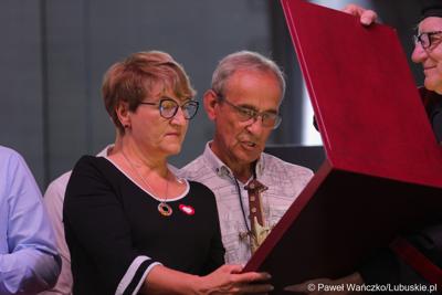 Marszałek Województwa Lubuskiego Elżbieta Anna Polak oraz wiceprzewodniczący lubuskiego Sejmiku Mirosław Marcinkiewicz podczas Święta Województwa Lubuskiego w Przytocznej