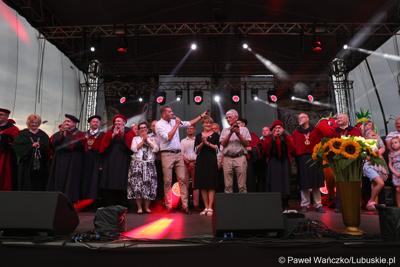 Wójt Przytocznej Bartłomiej Kucharyk przemawia podczas Święta Województwa Lubuskiego w Przytocznej