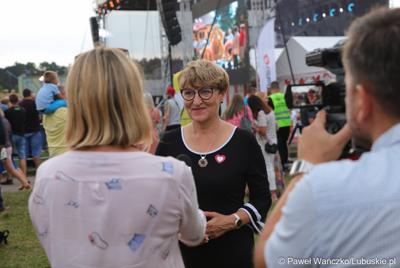 Marszałek Województwa Lubuskiego Elżbieta Anna Polak udziela wywiadu podczas Święta Województwa Lubuskiego w Przytocznej