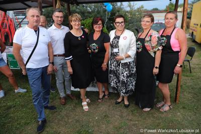 Marszałek Województwa Lubuskiego Elżbieta Ana Polak (trzecia z lewej) oraz posłanka na Sejm RP Krystyna Sibińska (trzecia z prawej) na Święcie Województwa Lubuskiego w Przytocznej