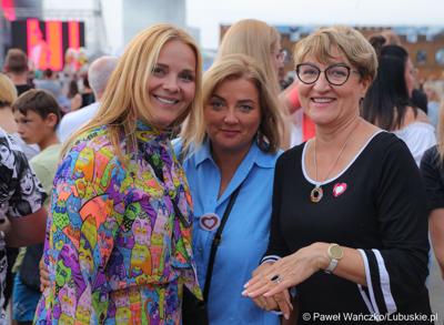 Marszałek Województwa Lubuskiego Elżbieta Anna Polak (z prawej) podczas Święta Województwa Lubuskiego w Przytocznej. Z lewej radna wojewódzka Anna Synowiec. 