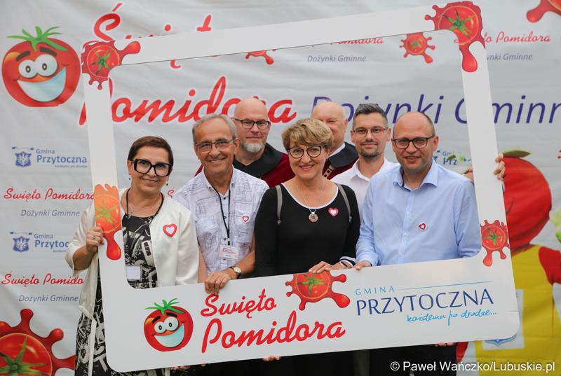 Marszałek Województwa Lubuskiego Elżbieta Ana Polak (w środku), posłanka na Sejm RP Krystyna Sibińska (z lewej) oraz wiceprzewodniczący lubuskiego Sejmiku Mirosław Marcinkiewicz (drugi z lewej) na Święcie Województwa Lubuskiego w Przytocznej