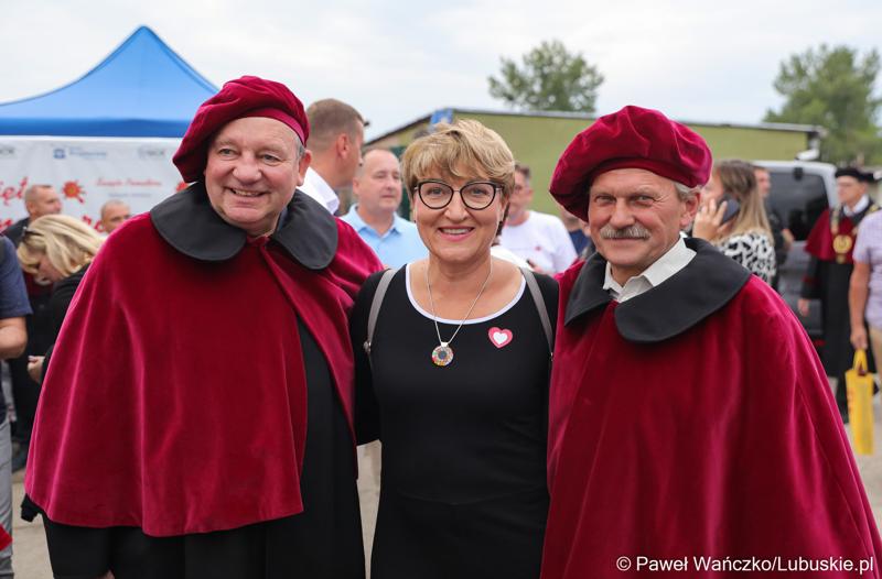 Marszałek Województwa Lubuskiego Elżbieta Ana Polak (trzecia z lewej) na Święcie Województwa Lubuskiego w Przytocznej