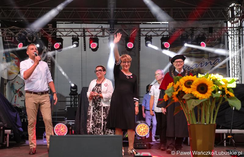 Marszałek Województwa Lubuskiego Elżbieta Anna Polak (w środku) podczas Święta Województwa Lubuskiego w Przytocznej