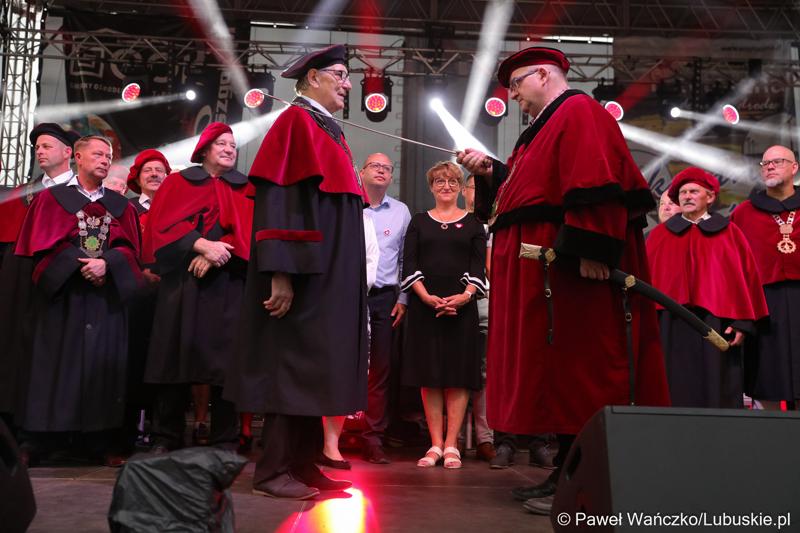 Stanisław Mikanowicz (z lewej) otrzymał najwyższe odznaczenie rzemieślnicze – szablę Jana Kilińskiego przyznaną Honorowemu Obywatelowi Przytocznej przez Związek Rzemiosła Polskiego. Specjalnością pana Stanisława jest faszerowana szynka w cieście chlebowym.