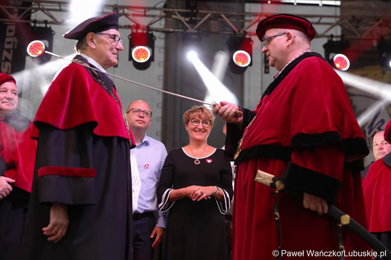 Stanisław Mikanowicz (z lewej) otrzymał najwyższe odznaczenie rzemieślnicze – szablę Jana Kilińskiego przyznaną Honorowemu Obywatelowi Przytocznej przez Związek Rzemiosła Polskiego. Specjalnością pana Stanisława jest faszerowana szynka w cieście chlebowym.