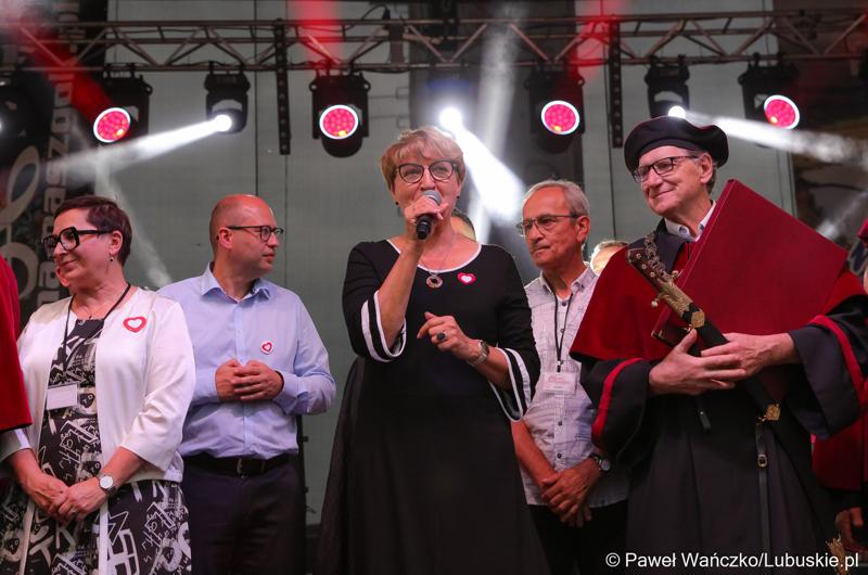 Marszałek Województwa Lubuskiego Elżbieta Anna Polak przemawia podczas Święta Województwa Lubuskiego w Przytocznej