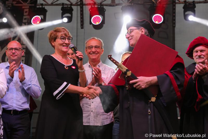 Marszałek Elzbieta Anna Polak gratuluje Stanisławowi Mikanowiczowi, który otrzymał najwyższe odznaczenie rzemieślnicze – szablę Jana Kilińskiego przyznaną Honorowemu Obywatelowi Przytocznej przez Związek Rzemiosła Polskiego. Specjalnością pana Stanisława jest faszerowana szynka w cieście chlebowym.