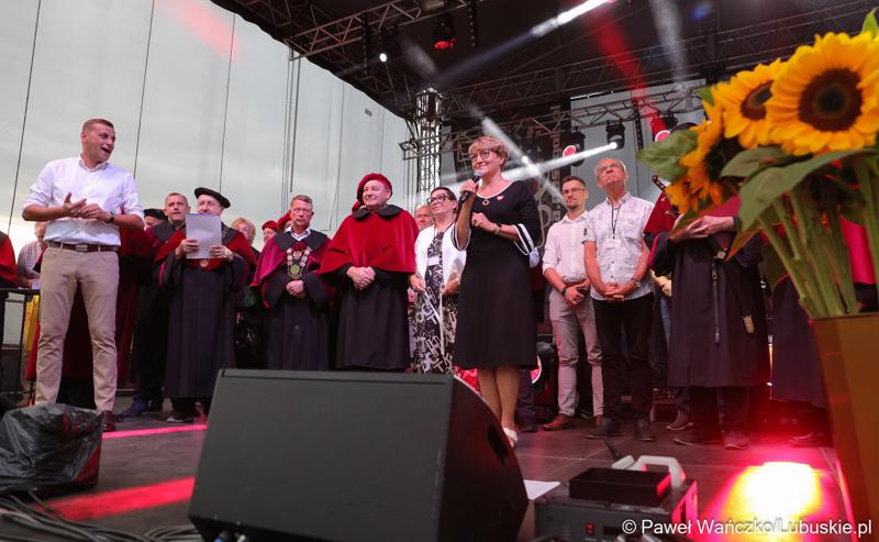 Marszałek Województwa Lubuskiego Elżbieta Anna Polak przemawia podczas Święta Województwa Lubuskiego w Przytocznej