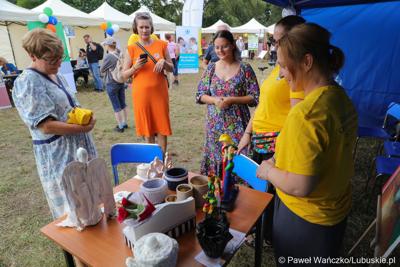 Marszałek Województwa Lubuskiego Elżbieta Anna Polak odwiedza stoiska na Pikniku Zdrowia i Profilaktyki w Szprotawie