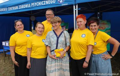 Marszałek Województwa Lubuskiego Elżbieta Anna Polak (w środku) na Pikniku Zdrowia i Profilaktyki w Szprotawie